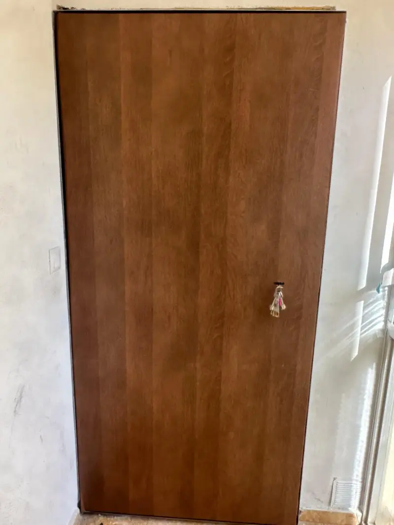 Imagen de puerta anti-okupa instalada