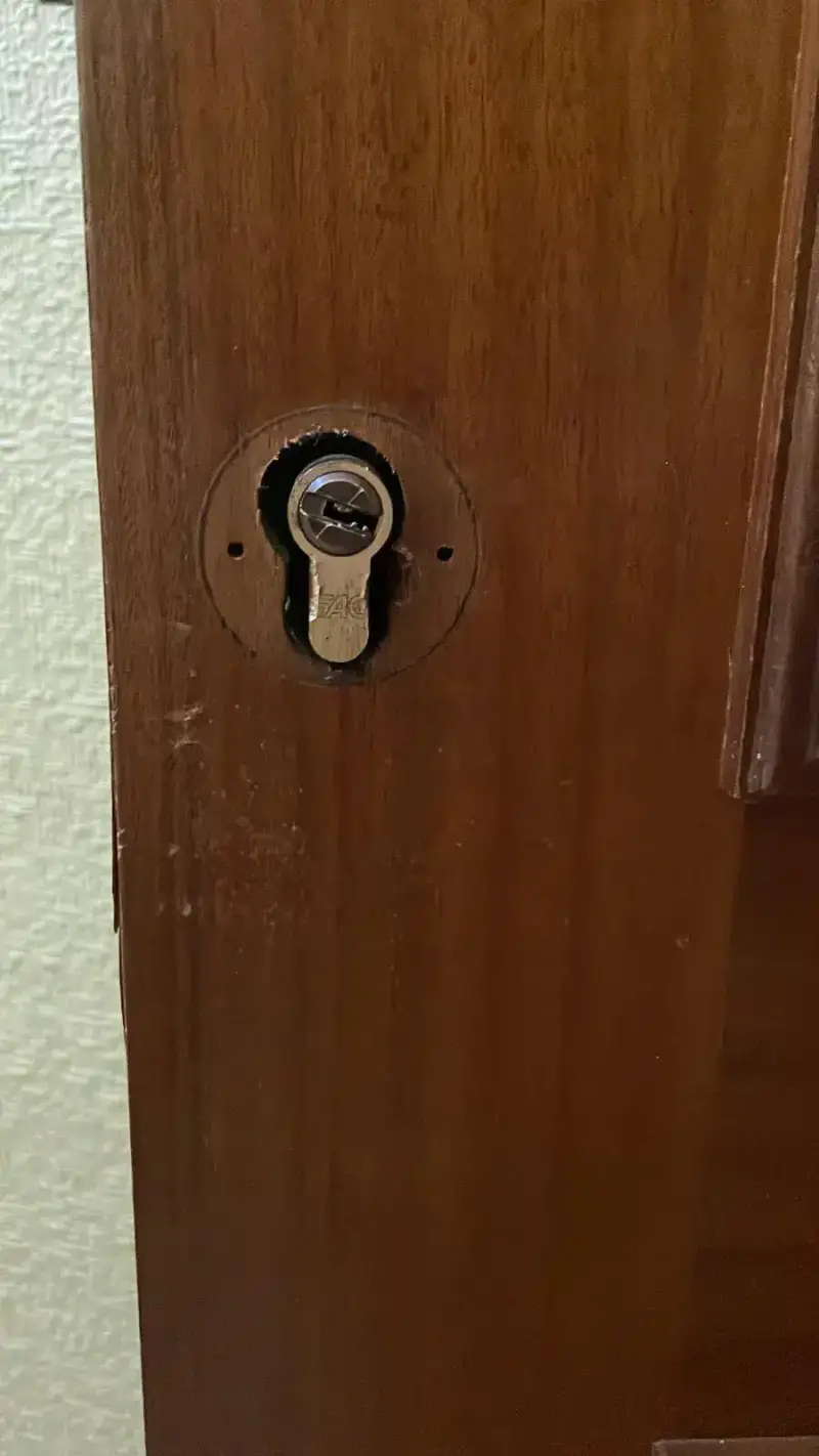 Imagen de bombín de serreta antiguo con signos de desgaste antes de la sustitución
