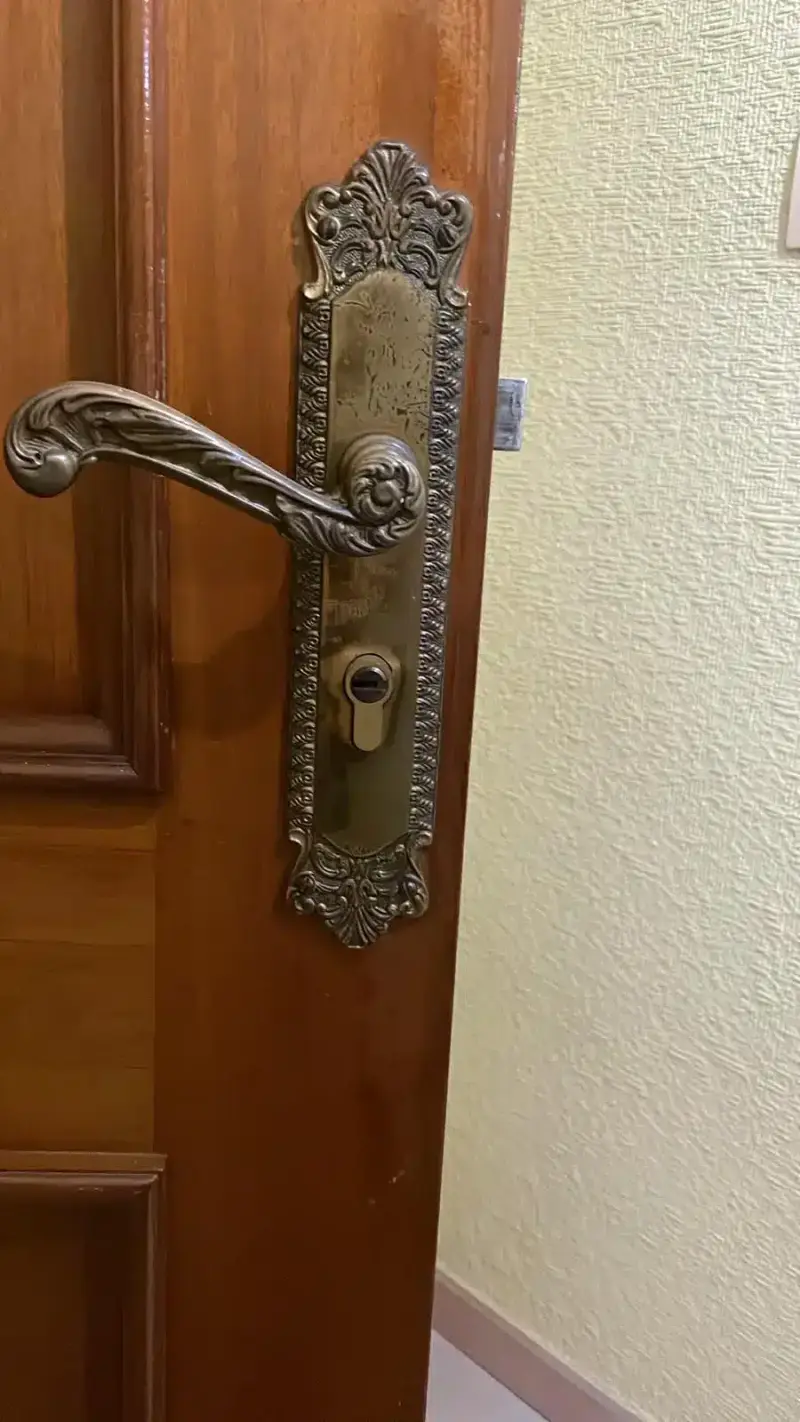 Imagen de bombín de serreta nuevo de alta seguridad después de la sustitución