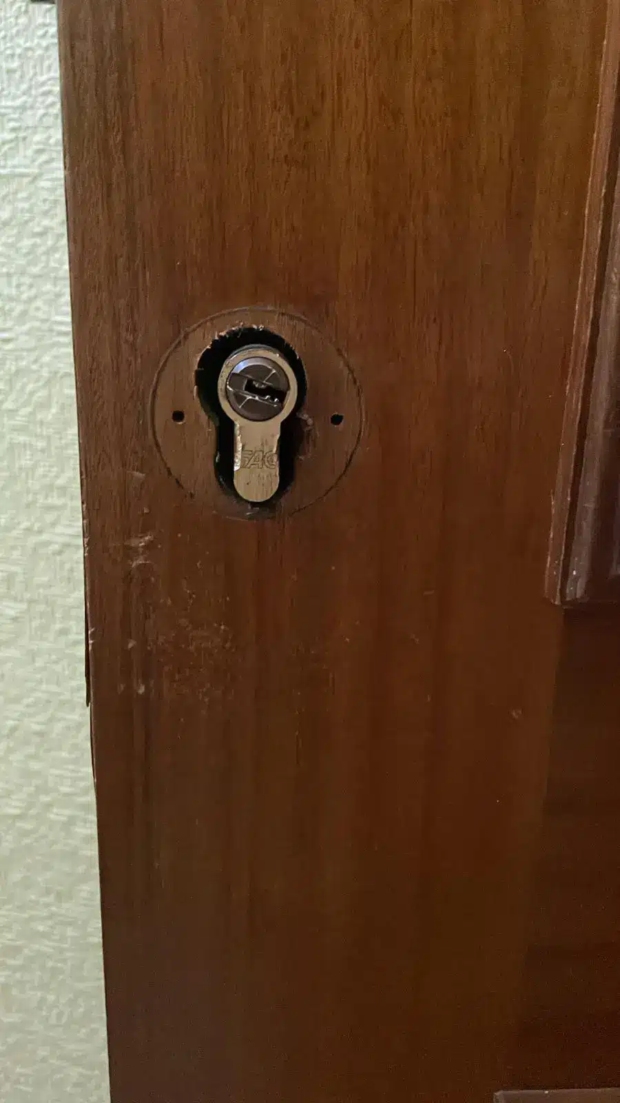 Imagen de bombín de serreta antiguo con signos de desgaste antes de la sustitución