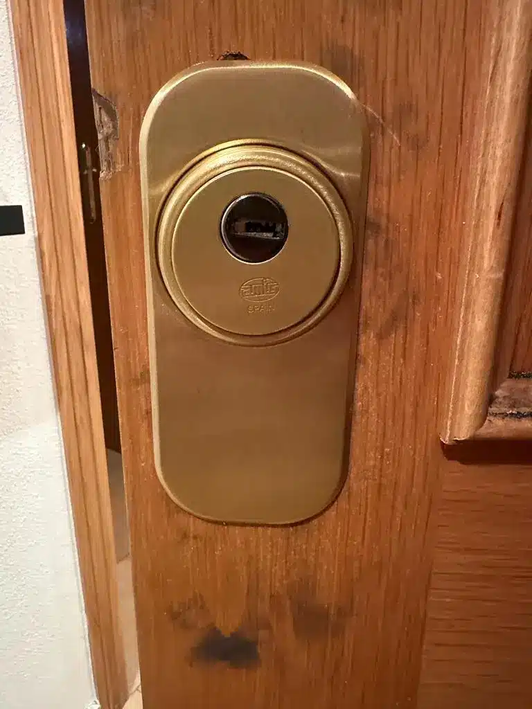 Cerradura de puerta dañada tras intento de apertura forzada